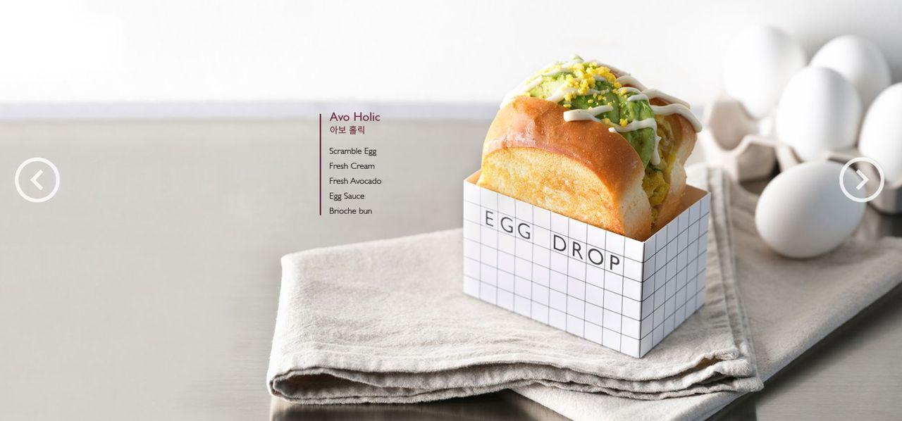 Egg Drop авокадо, задарсан өндөгтэй Avo Holic сэндвич, бриош талхан дээр.